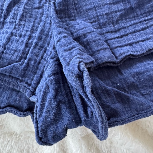 Vineyard Vines pull on navy Shorts - Picture 2 of 5